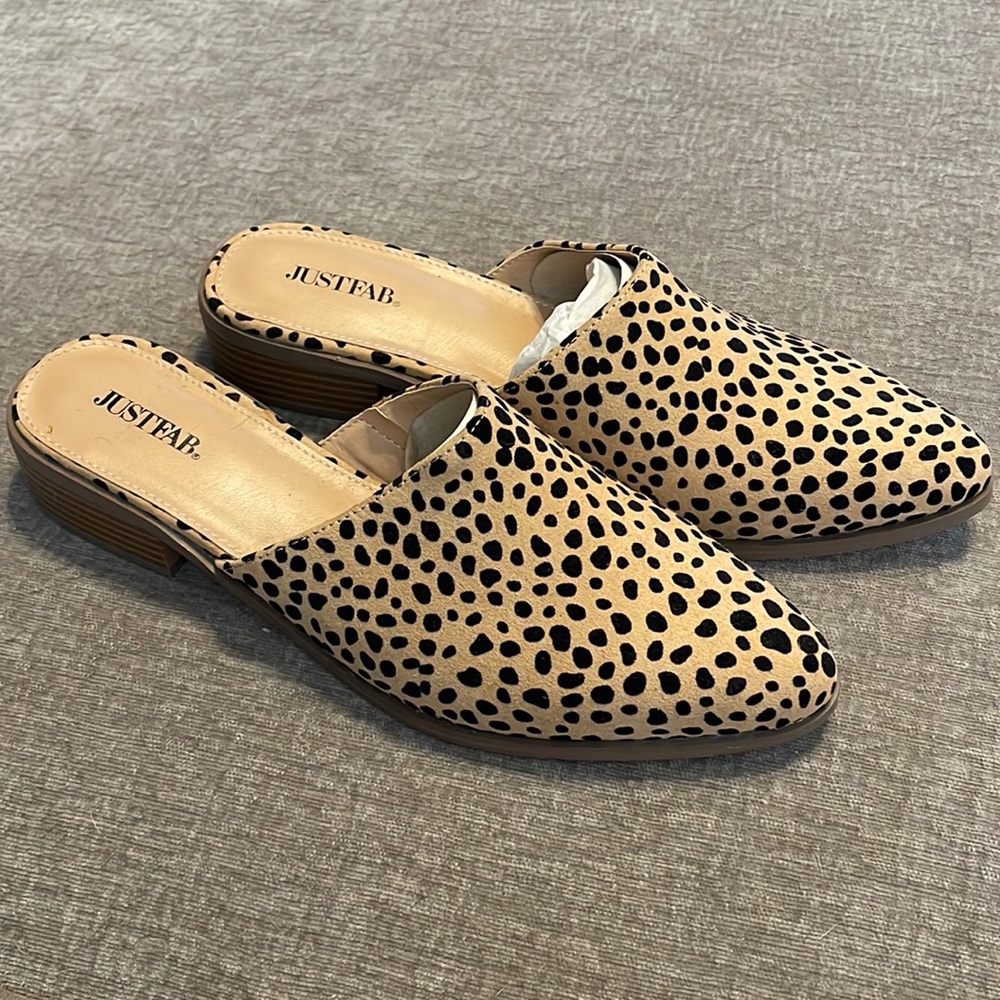 Spotted mule size 9. Brand is Just Fab NWOT
